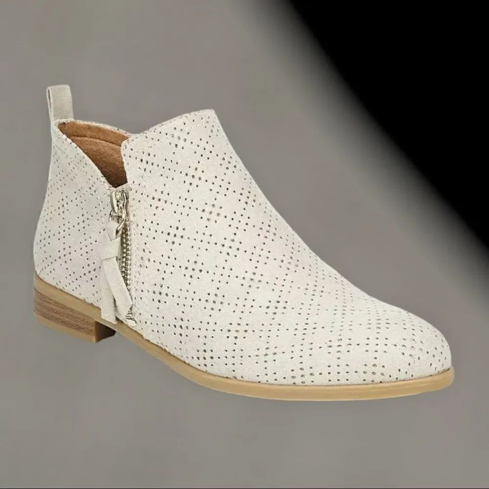 Dr. Scholl’s Women’s Rate Zip Booties in the Size 9.5 in Oyster Color